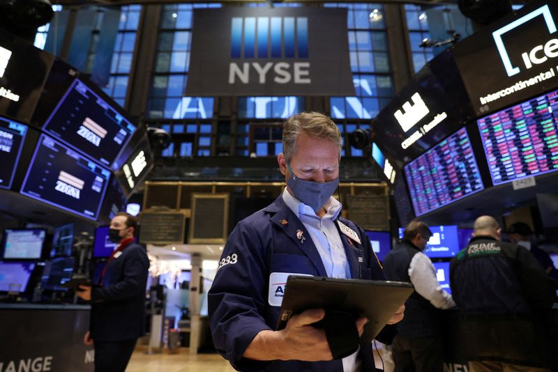 &copy; Reuters. Operadores utilizando mascarillas trabajan en el piso de la Bolsa de Valores d Nueva York, en Nueva York, EEUU