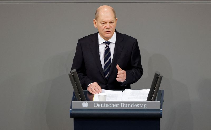 © Reuters. El canciller alemán Olaf Scholz habla durante una sesión plenaria de la cámara baja del parlamento alemán Bundestag en Berlín, Alemania, el 15 de diciembre de 2021. REUTERS / Michele Tantussi