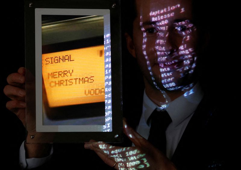 &copy; Reuters. Un SMS présenté comme le premier de l'histoire, un "Merry Christmas" ("Joyeux Noël") envoyé le 3 décembre 1992 par un ingénieur de Vodafone, a été adjugé au prix de 107.000 euros mardi lors d'une vente aux enchères à Paris. /Photo prise le 20 d
