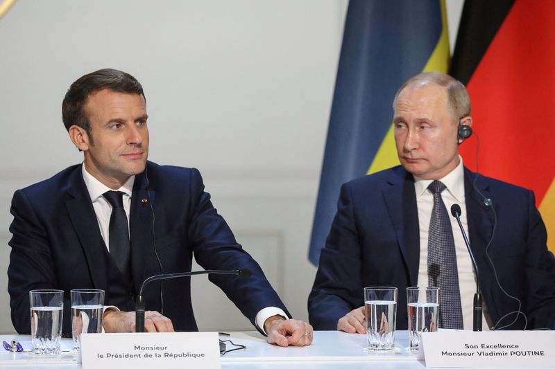 &copy; Reuters. Emmanuel Macron et Vladimir Poutine ont évoqué mardi au cours d'un entretien téléphonique les situations en Ukraine et au Mali ainsi que les garanties de sécurité demandées par la Russie aux Etats-Unis, a rapporté le Kremlin. /Photo d'archives/REU