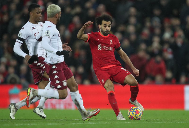 &copy; Reuters. Mohamed Salah em ação acompanhado por Ezri Konsa e Douglas Luiz em jogo do Liverpool contra o Aston Villa
11/11/2021
REUTERS/Russell Cheyne