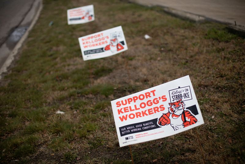 © Reuters. FILE PHOTO: Lawn signs in support of the striking workers picketing from Kellogg Co. are pictured at the Porter Street plant in Battle Creek, Michigan, U.S., December 11, 2021.  REUTERS/Emily Elconin