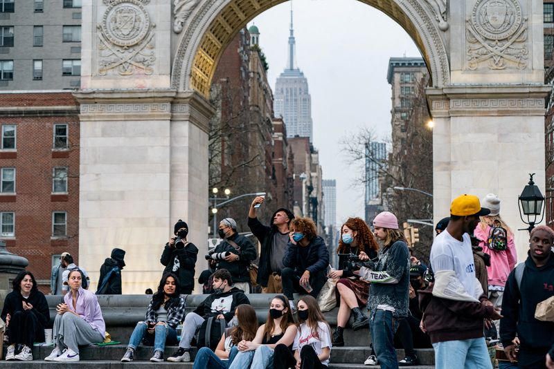 &copy; Reuters. FILE PHOTO: People wearing protective masks are seen in Washington Square park during the outbreak of the coronavirus disease (COVID-19)  in the Manhattan borough of New York City, New York, U.S., March 25, 2021. REUTERS/Jeenah Moon