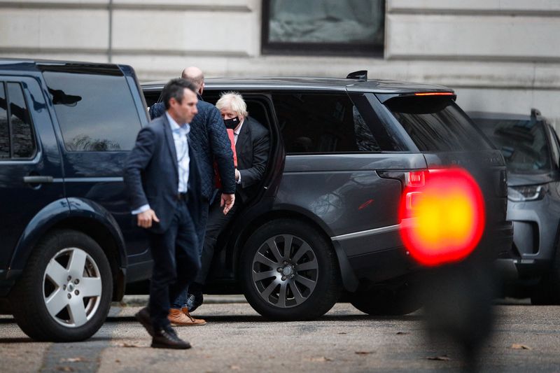 &copy; Reuters. Le Premier ministre britannique Boris Johnson (au centre) a déclaré mardi qu'il n'imposerait pas de restrictions supplémentaires en Angleterre d'ici Noël face au coronavirus tout en soulignant que la situation sanitaire demeurait extrêmement difficil