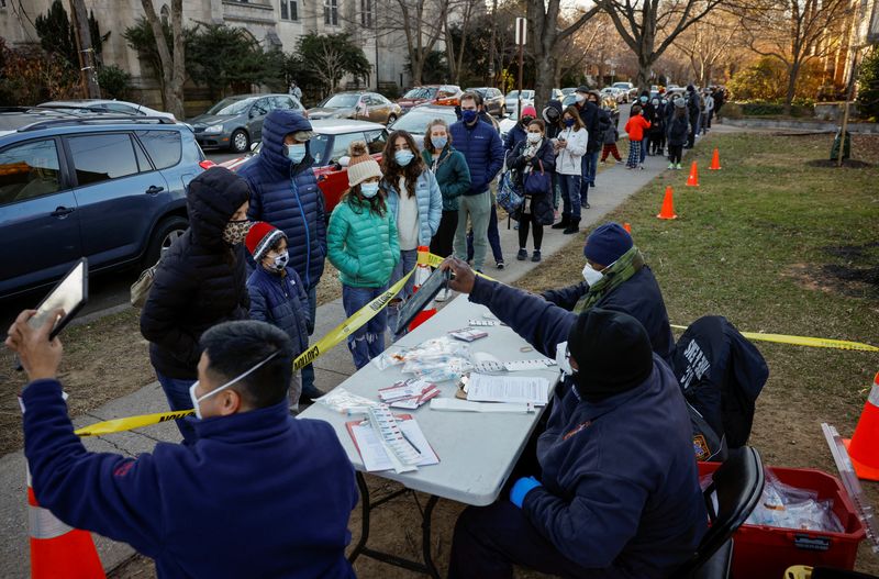 &copy; Reuters. FILE PHOTO: People wait in long lines to take a free COVID-19 test at a local fire station in Washington, U.S., December 20, 2021. REUTERS/Evelyn Hockstein