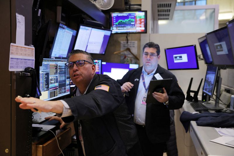 © Reuters. FILE PHOTO: Traders work on the trading floor at the New York Stock Exchange (NYSE) in Manhattan, New York City, U.S., December 17, 2021. REUTERS/Andrew Kelly