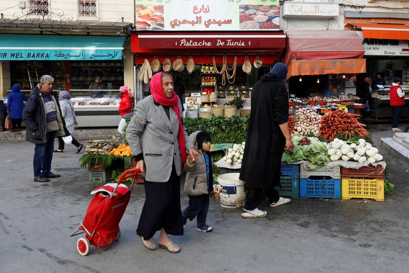 تونس تخطط لرفع سعر الكهرباء وتجميد الأجور وفرض ضرائب جديدة العام القادم