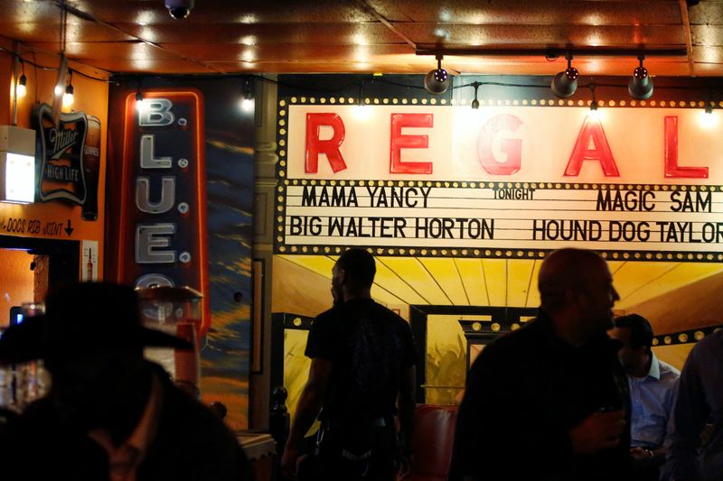 &copy; Reuters. FILE PHOTO: People enjoy live music as coronavirus disease (COVID-19) restrictions are eased at blues bar Kingston Mines in Chicago, Illinois, U.S., June 24, 2021. Picture taken June 24, 2021.   REUTERS/Eileen T. Meslar