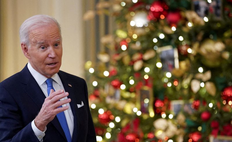 &copy; Reuters. FILE PHOTO: U.S. President Joe Biden speaks about the country's fight against the coronavirus disease (COVID-19) at the White House in Washington, U.S., December 21, 2021. REUTERS/Kevin Lamarque/