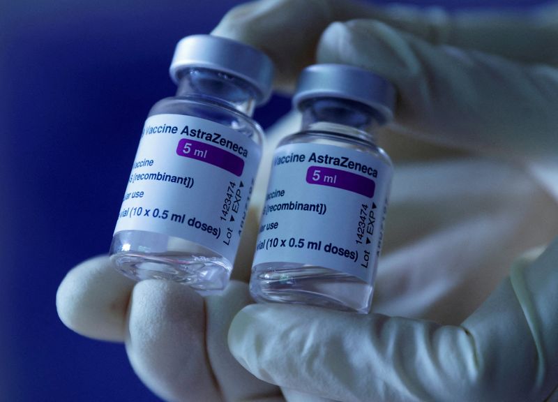 &copy; Reuters.  １２月２１日、    英オックスフォード大学とアストラゼネカは新型コロナウイルスのオミクロン変異株に対応したワクチンの生産に向けた取り組みを開始した写真はアストラゼネカ製のワ