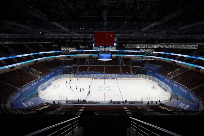 &copy; Reuters. 　米スポーツ専門局ＥＳＰＮは２１日、ＮＨＬが感染力の強い新型コロナウイルスのオミクロン株の世界的な感染拡大を受け、来年開催の北京冬季五輪の男子アイスホッケーに選手を派遣し