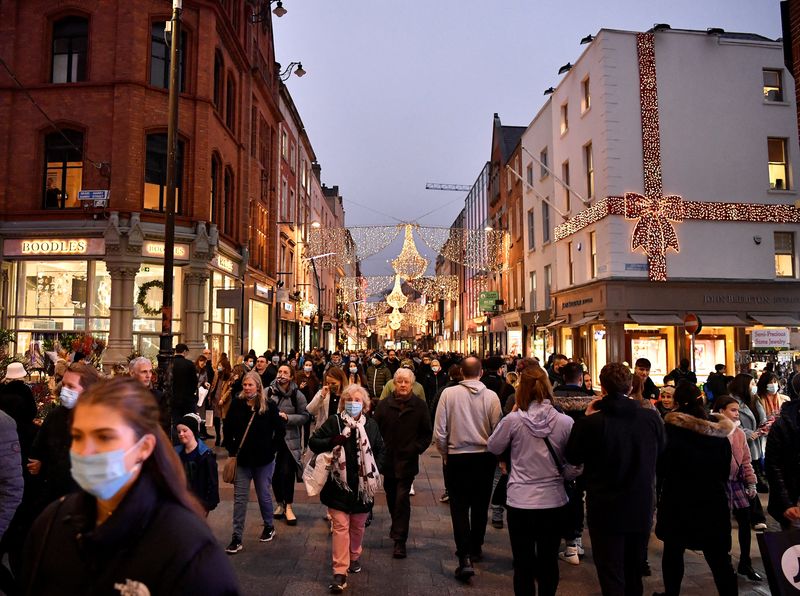 &copy; Reuters. FILE PHOTO: Christmas shoppers walk along Grafton Street in Dublin, Ireland, December 19, 2021. REUTERS/Clodagh Kilcoyne