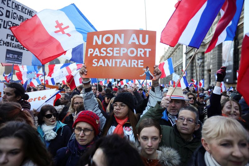 &copy; Reuters.  １２月２１日、フランス政府は、一部職種の業務のほか、映画館やバーで提示が義務付けられている現行の「ヘルスパス」を「ワクチンパス」に移行する法案を、来年１月前半に採決する