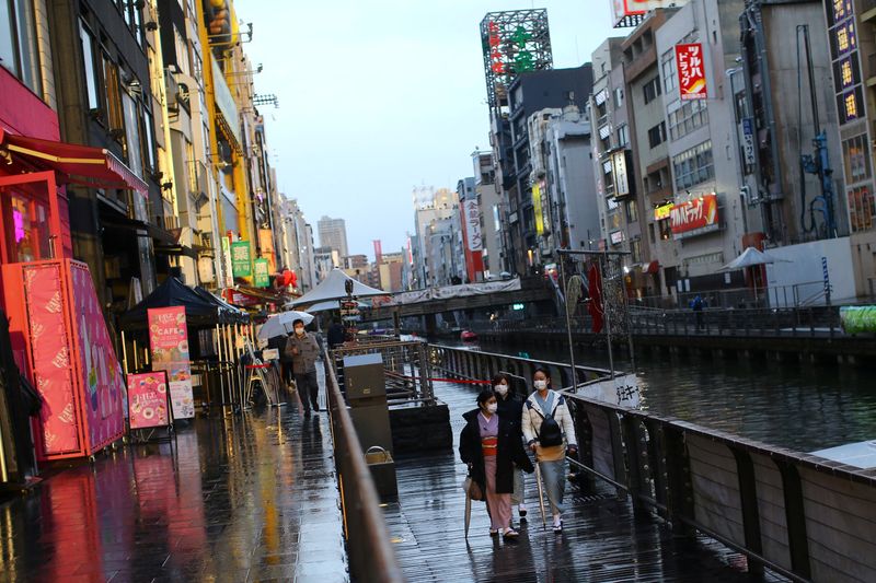 © Reuters. 　１２月２２日、大阪府の吉村洋文知事は、大阪府内で４人が新型コロナウイルスの新たな変異ウイルス「オミクロン株」に感染していることが判明し、うち３人が市中感染にあたると語った。写真は大阪で昨年３月撮影（２０２１年　ロイター／Edgard Garrido）
