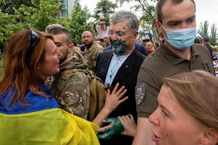 &copy; Reuters. Ukraine's former President Petro Poroshenko speaks with a supporter after he was splashed with a green liquid by an assailant during an event marking Independence Day in Kyiv, Ukraine, August 24, 2021. Mikhail Palinchak/Press Service of Petro Poroshenko/H