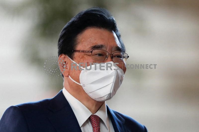 &copy; Reuters. 　１２月２２日、後藤茂之厚生労働相は記者団に対して、大阪府で新型コロナウイルスのオミクロン株への感染が確認された４人のうち３人について、「現時点で感染経路が不明で、市中感