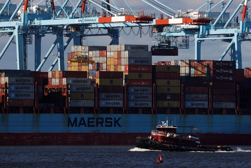 &copy; Reuters. Le transporteur danois A.P. Moller-Maersk a conclu mercredi un accord pour le rachat de LF Logistics, basé à Hong Kong, pour 3,6 milliards de dollars (3,19 milliards d'euros). /Photo prise le 19 novembre 2021/REUTERS/Mike Segar