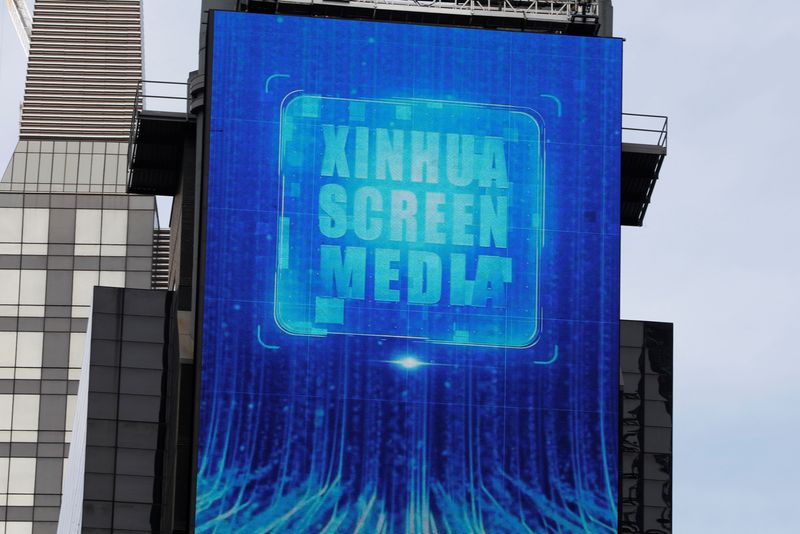 &copy; Reuters. FOTO DE ARCHIVO: Una pantalla muestra un anuncio de la agencia de noticias Xinhua en la ciudad de Nueva York, Estados Unidos, el 2 de marzo de 2020. REUTERS/Andrew Kelly