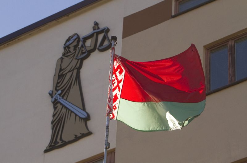 &copy; Reuters. A Belarussian national flag flies in front of a court building in Minsk September 6, 2013. A district court in Minsk decided to leave the chief executive of Russian potash producer Uralkali Vladislav Baumgertner in detention on Friday, resisting pressure 