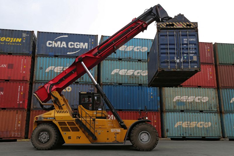 &copy; Reuters. FOTO DE ARCHIVO: Un vehículo transporta contenedores de carga en un puerto comercial de Vladivostok, Rusia, el 22 de octubre de 2021. REUTERS/Tatiana Meel