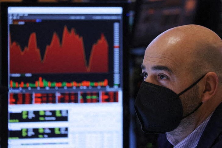 &copy; Reuters. Imagen de archivo de un operador junto a una pantalla con gráficos en la Bolsa de Nueva York, EEUU. 20 diciembre 2021. REUTERS/Andrew Kelly