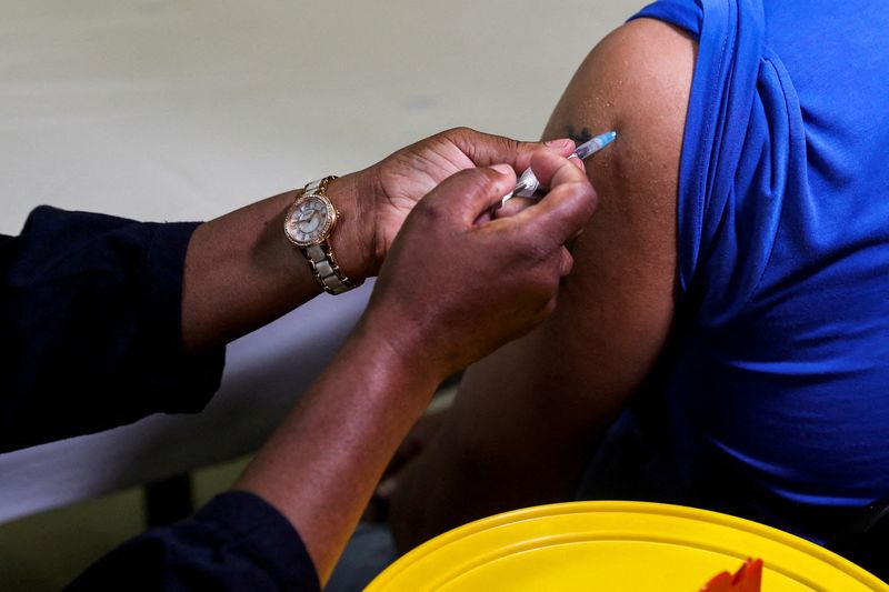 &copy; Reuters. 南アフリカで行われた研究で、新型コロナウイルスのオミクロン変異株はデルタ株と比べて入院や重症化のリスクが低いことが明らかになった。ヨハネスブルクでのワクチン接種、９日撮影