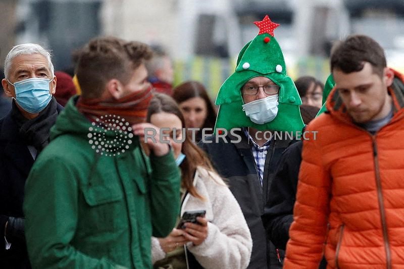 &copy; Reuters. Homem usa chapéu com tema natalino em meio à pandemia de Covid-19 em Londres, Reino Unido, 18 de dezembro de 2021. REUTERS/Peter Nicholls