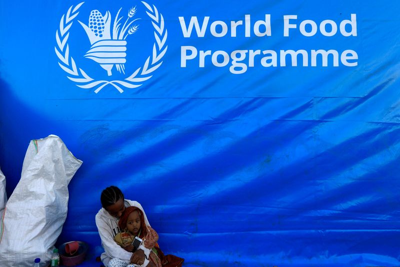 &copy; Reuters. Les rations alimentaires seront réduites pour huit millions de Yéménites à partir de janvier en raison d'un manque de financement de la part des donateurs, a annoncé mercredi le Programme alimentaire mondial (PAM). /Photo d'archives/REUTERS/Mohamed N