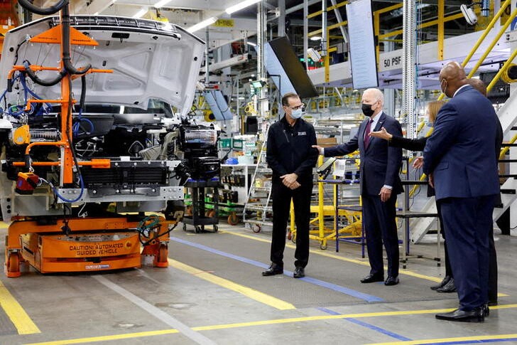 &copy; Reuters. Imagen de archivo del presidente de EEUU, Joe Biden, durante una visita a una planta de producción de vehículos de General Motors en Detroit, Michigan, EEUU. 17 noviembre 2021. REUTERS/Jonathan Ernst