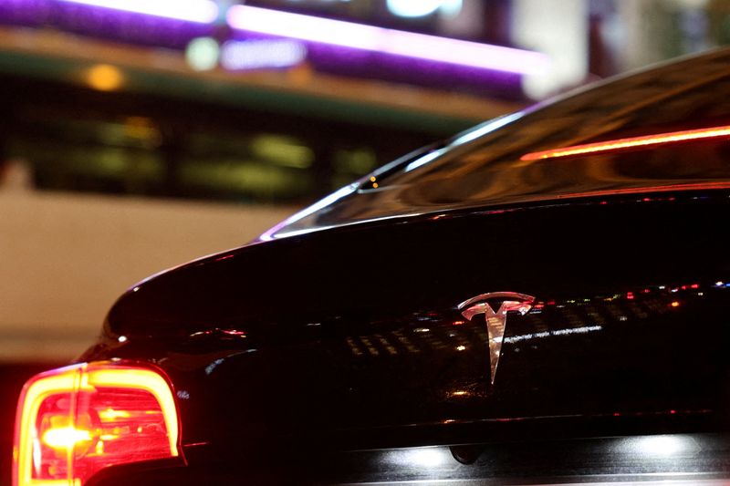 &copy; Reuters. FOTO DE ARCHIVO: Un logo de Tesla en un auto en París