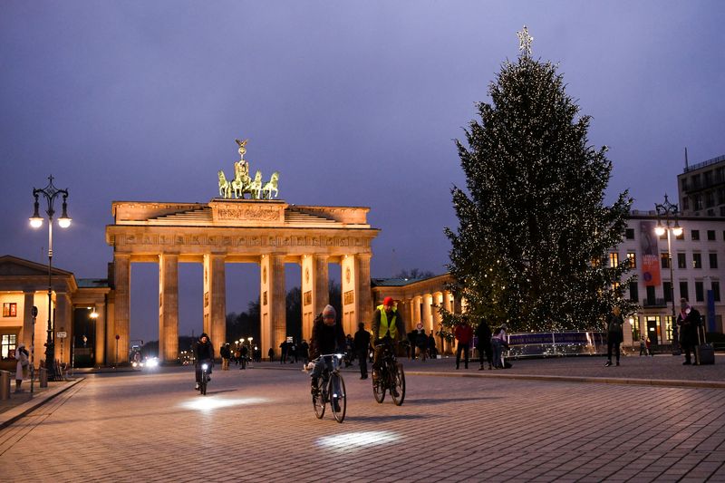&copy; Reuters. Pessoas passam por árvore de Natal perto do Portão de Brandemburgo, em Berlim
21/12/2021  REUTERS/Annegret Hilse