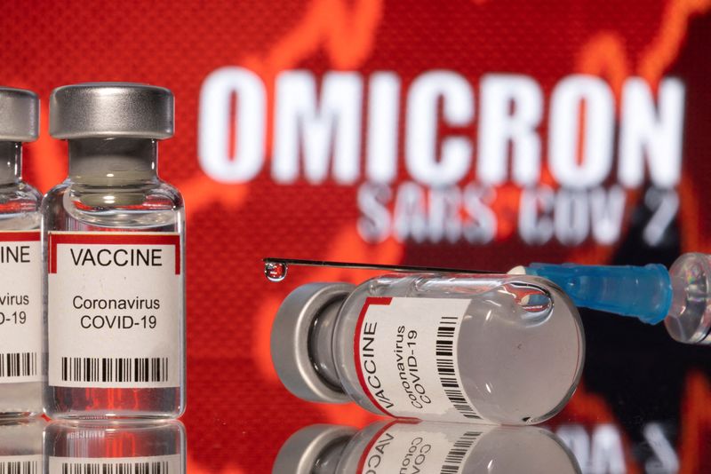 &copy; Reuters. FILE PHOTO: Vials labelled "VACCINE Coronavirus COVID-19" and a syringe are seen in front of displayed words "OMICRON SARS-COV-2" in this illustration taken December 11, 2021. REUTERS/Dado Ruvic