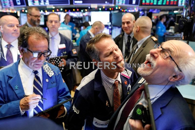 &copy; Reuters. Operadores em momento de descontração na Bolsa de Nova York
17/12/2019
REUTERS/Brendan McDermid