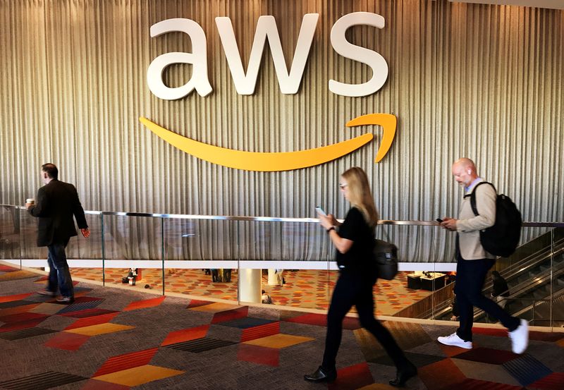 &copy; Reuters. IMAGEN DE ARCHIVO. Asistentes a la conferencia anual de computación en nube de Amazon.com Inc caminan frente al logo de Amazon Web Services, en Las Vegas, EEUU., Noviembre 30, 2017. REUTERS/Salvador Rodriguez