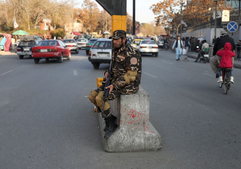 &copy; Reuters. Guarda do Taliban vigia rua em Cabul, Afeganistão
25/11/2021 REUTERS/Ali Khara