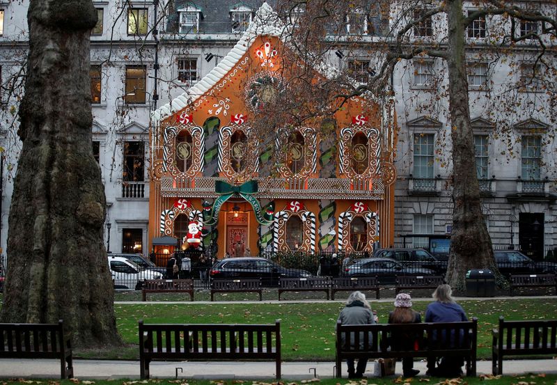 © Reuters. People stop to look at Annabel's club decorated for Christmas amid the coronavirus disease (COVID-19) outbreak in London, Britain, December 21, 2021.  REUTERS/Peter Nicholls