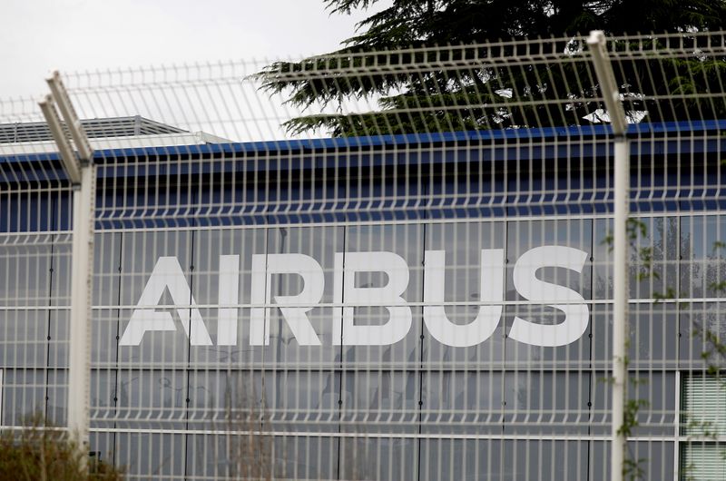 &copy; Reuters. La ministre française des Armées, Florence Parly, a officialisé mercredi la commande à Airbus Helicopters de 169 hélicoptères interarmées légers "Guépard" qui remplaceront à partir de 2027 cinq types d'hélicoptères utilisés actuellement par l