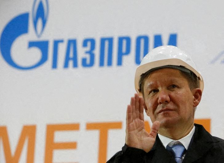 &copy; Reuters. Gazprom's Chief Executive Alexei Miller gestures as he attends a ceremony marking the start of the production of large-diameter pipes for Russian gas giant Gazprom, at Zagorsk Pipe Plant (ZTZ) outside Moscow, Russia May 29, 2017. Picture taken May 29, 201