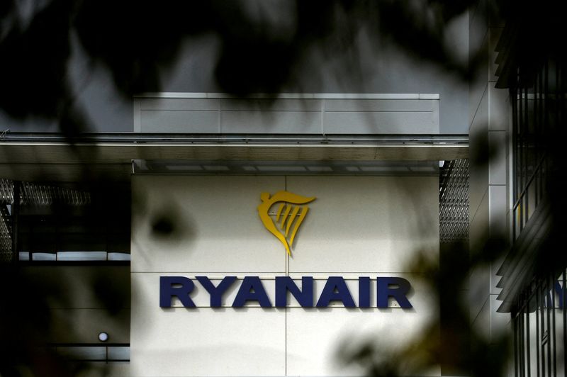 &copy; Reuters. Ryanair a plus que doublé mercredi sa prévision de perte nette annuelle pour l'exercice 2021-2022 et réduit d'un tiers ses prévisions de trafic pour janvier 2022 en accusant les restrictions de voyage mises en place en France, en Allemagne et au Maroc
