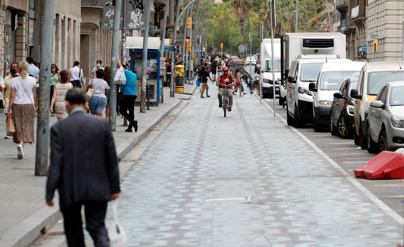 &copy; Reuters. Una zona peatonal pintada de azul en la calle Pelai en Barcelona, España, 26 de julio de 2021. REUTERS/Albert Gea