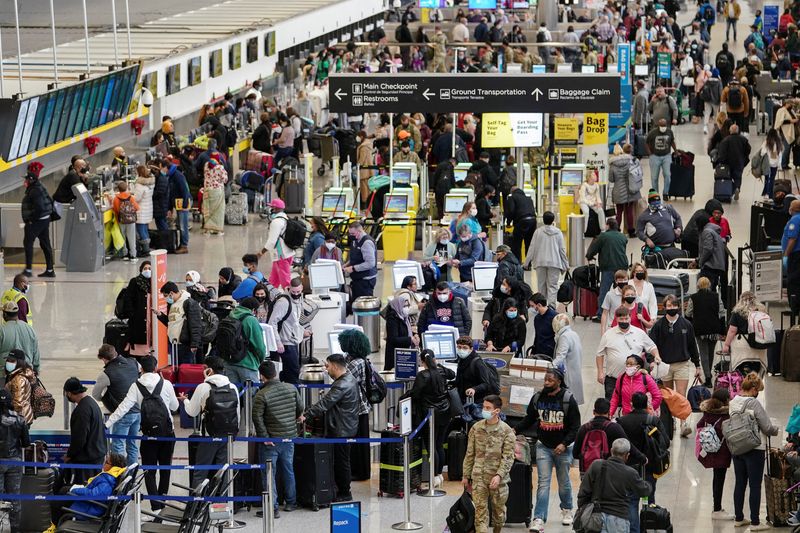 &copy; Reuters. FILE PHOTO: Passengers are seen at Hartsfield-Jackson Atlanta International Airport in Atlanta, Georgia, U.S. December 20, 2021. REUTERS/Elijah Nouvelage/File Photo