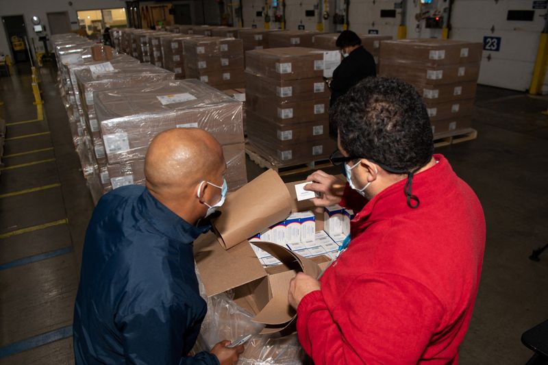 © Reuters. Pfizer employees check the boxes containing Paxlovid, COVID-19 treatment pills, at a distribution facility in Memphis, Tennessee, U.S. in this undated handout picture. Pfizer/Handout via REUTERS    