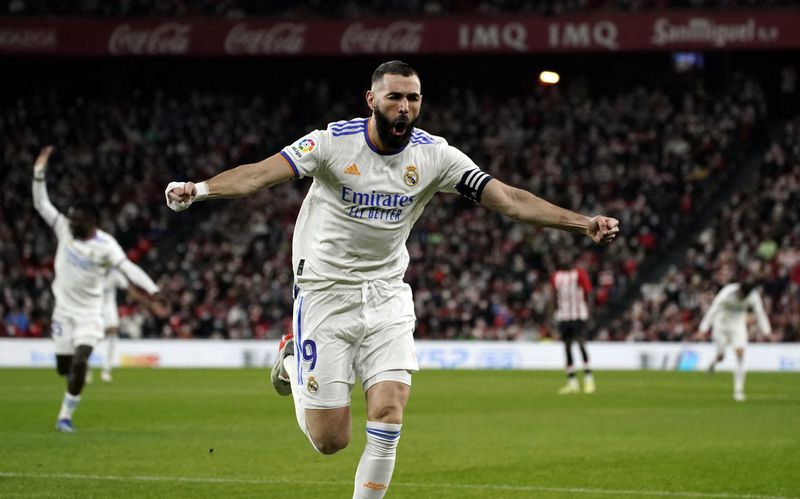 &copy; Reuters. Fútbol - LaLiga - Athletic Bilbao-Real Madrid - San Mamés, Bilbao, España - 22 de diciembre de 2021 Karim Benzema, del Real Madrid, celebra su primer gol. REUTERS/Vincent West