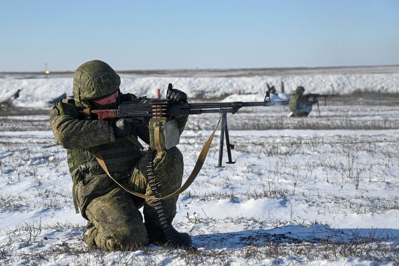 &copy; Reuters. Miembros del servicio ruso disparan armas durante ejercicios tácticos de combate en el campo de tiro Kadamovsky en la región de Rostov, Rusia, 22 de diciembre de 2021. REUTERS/Sergey Pivovarov