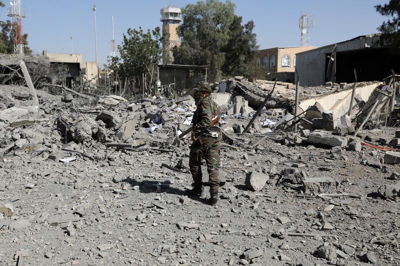 &copy; Reuters. Un policía camina sobre los escombros de un edificio destruido por los ataques aéreos liderados por Arabia Saudí en el aeropuerto de Saná, Yemen, 21 de diciembre de 2021. REUTERS/Khaled Abdullah