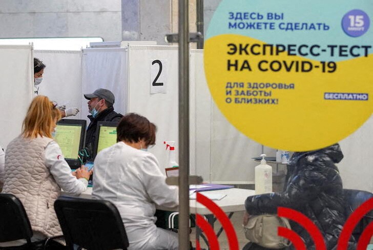 &copy; Reuters. 　１２月２３日、ロシアの新型コロナウイルスの死者数が累計６０万人を超えた。ロイターが公式データを基に算出した。写真はモスクワの地下鉄駅に設置された検査施設。１１月撮影（２