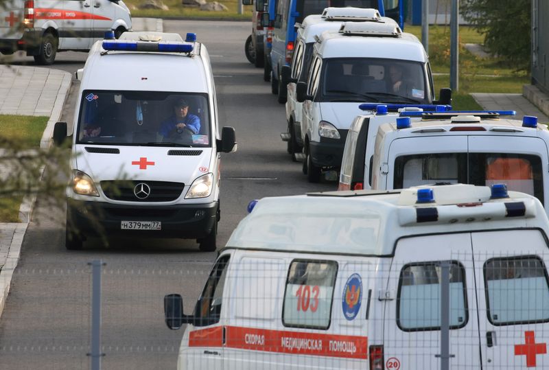&copy; Reuters. Ambulances are seen outside a hospital for patients infected with the coronavirus disease (COVID-19) in Moscow, Russia October 13, 2021. REUTERS/Tatyana Makeyeva
