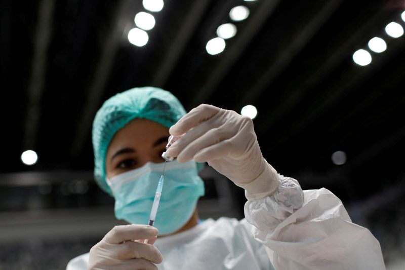 &copy; Reuters. FILE PHOTO: A healthcare worker prepares a dose of Sinovac's vaccine for the coronavirus disease (COVID-19) during a mass vaccination for medical workers at the Istora Senayan stadium in Jakarta, Indonesia, February 4, 2021. REUTERS/Willy Kurniawan