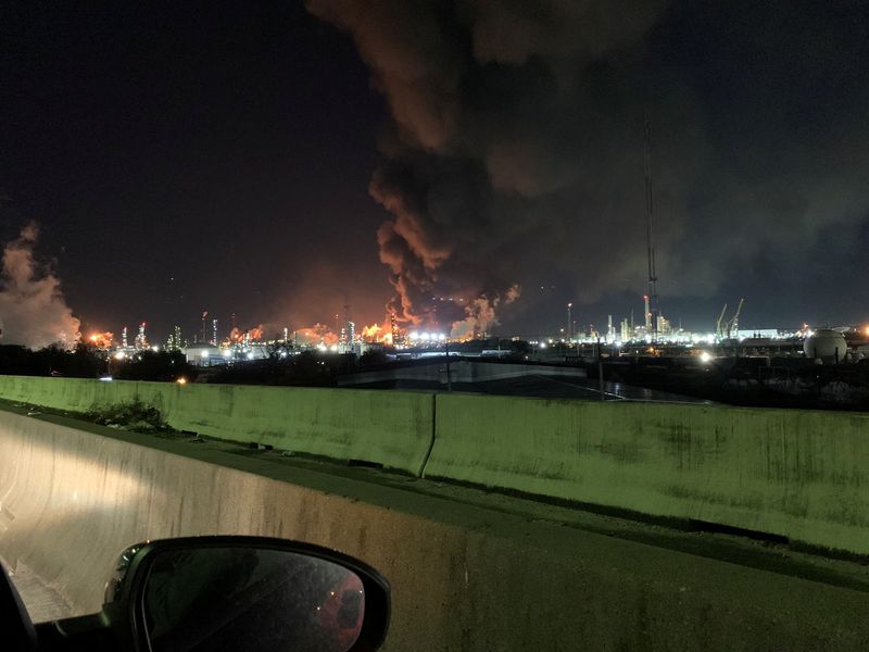 © Reuters. View from the road of a fire at petrochemical company ExxonMobil's refinery near Houston in Baytown, Texas, U.S., December 23, 2021 in this image obtained from social media. Molly Fitzpatrick via REUTERS  