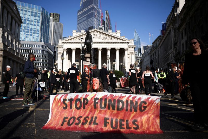 © Reuters. FILE PHOTO: Extinction Rebellion climate activists protest outside the Bank of England in London, Britain, September 2, 2021. REUTERS/Henry Nicholls/File Photo